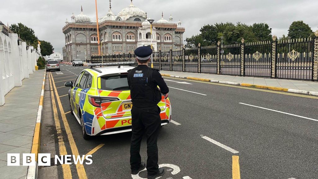 Teen held after two hurt in gurdwara attack Teen held after two hurt in gurdwara attack