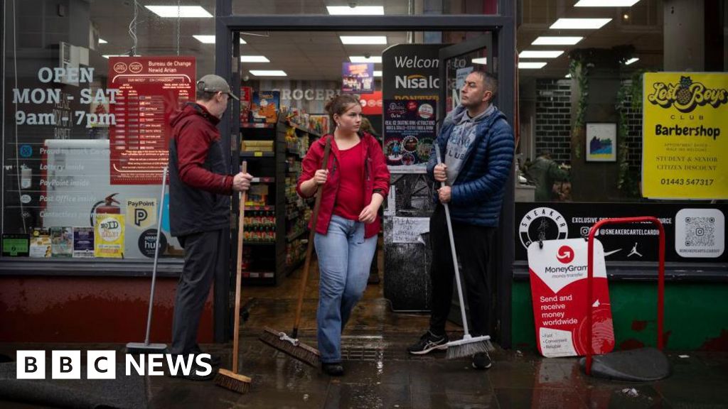 Pontypridd residents angry after Storm Bert causes flooding Pontypridd residents angry after Storm Bert causes flooding