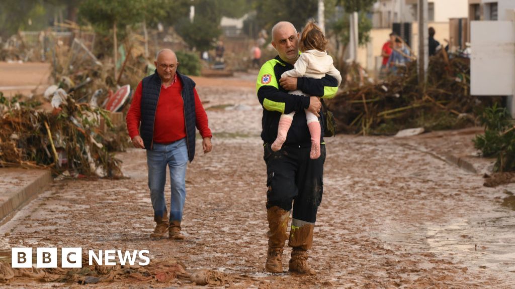 Spain’s PM orders thousands more troops and police to flood-hit Valencia Spain’s PM orders thousands more troops and police to flood-hit Valencia