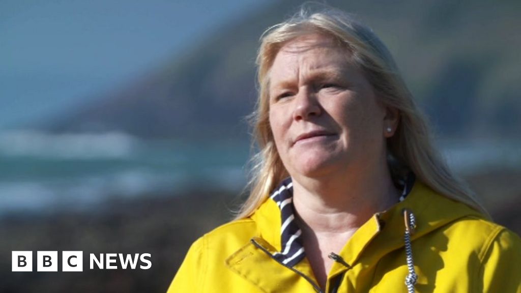 Ex-health boss ‘leaving Wales’ after losing confidence in NHS Ex-health boss ‘leaving Wales’ after losing confidence in NHS