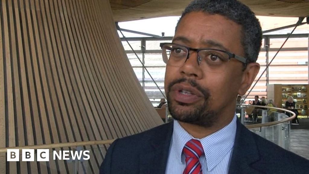 Health minister survives no-confidence vote