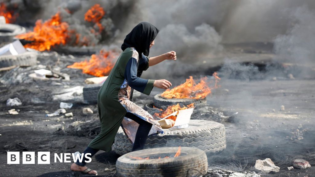 Shots fired as demonstrators defy Baghdad curfew Shots fired as demonstrators defy Baghdad curfew