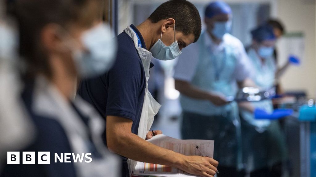 All foreign NHS staff ‘should get free visa extension’