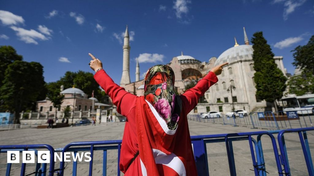 Turkey turns iconic Istanbul museum into mosque