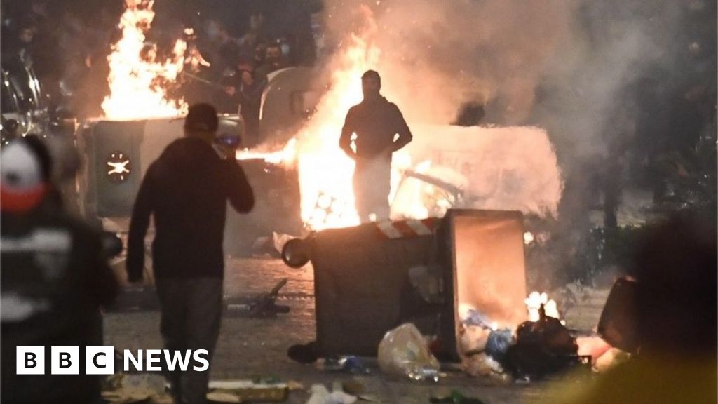 Clashes in Naples over tightening restrictions Clashes in Naples over tightening restrictions