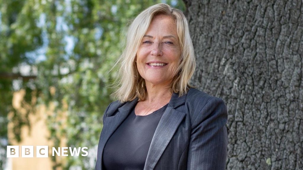 Queen Elizabeth Hospital boss steps down Queen Elizabeth Hospital boss steps down