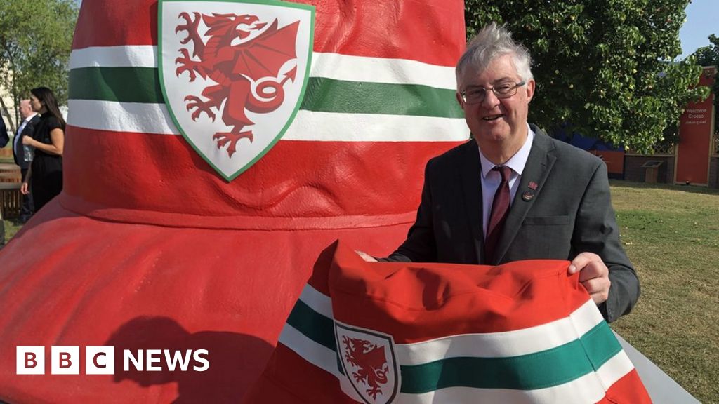 Giant Wales bucket hat unveiled in Doha Giant Wales bucket hat unveiled in Doha
