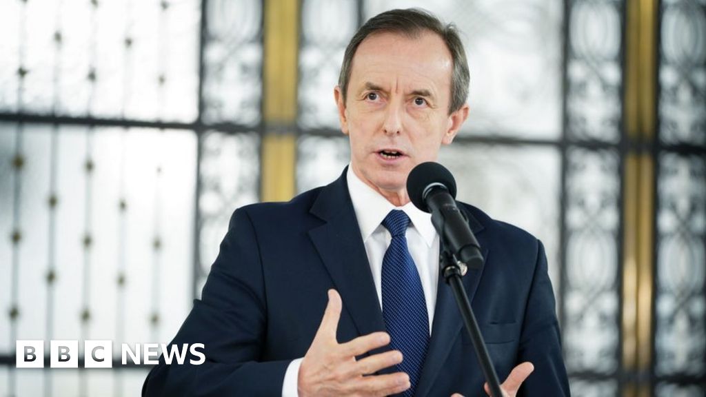 Government under pressure over escalating cash for visas scandal