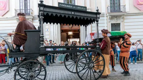 Paco Heras The coffin is laid on the carriage in Valladolid