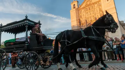 Paco Heras A horse-drawn carriage led the coffin through Valladolid