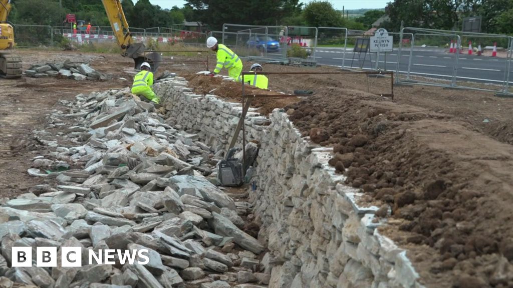 A30 upgrade: Cornish hedging rebuilt A30 upgrade: Cornish hedging rebuilt