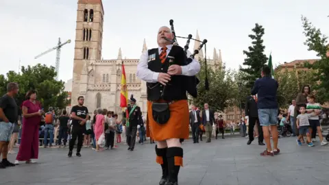Paco Heras A piper joined the cortege to pay tribute to Red Hugh