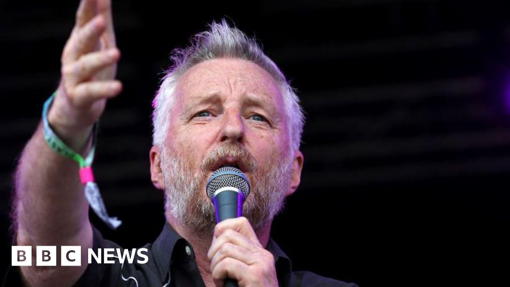 Billy Bragg auctions guitar for William Blake’s Felpham cottage