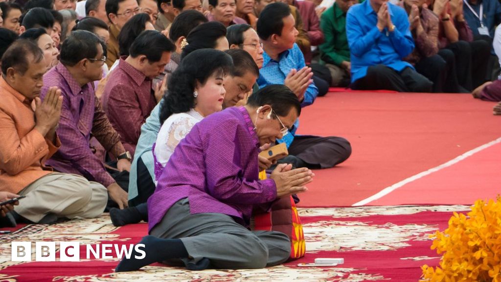 Cambodia’s prime minister prays for good fortune Cambodia’s prime minister prays for good fortune