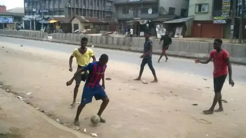 Emmanuel Izuchwu / BBC Igbo The children playing football on a street in Ariaria in Abia state
