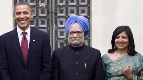 Pete Souza Kiran Mazumdar-Shaw with former Indian Prime Minister Manmohan Singh and Barack Obama