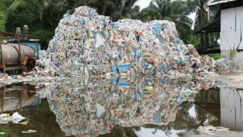 BBC Plastic waste in Jenjarom