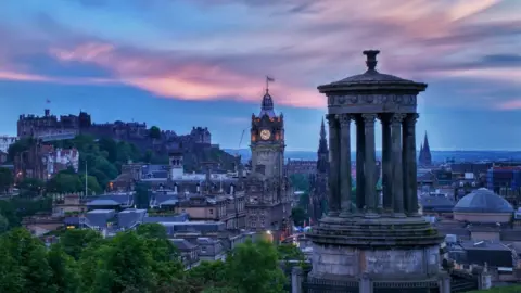 Steven Lennie attached an 8 minute exposure of Edinburgh at sunset as seen from Calton Hill. Stunning sunset on Saturday evening (22 June 2019).