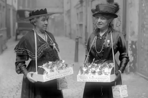 Getty Images Lady Hanbury Williams and Mrs Schlater selling flags on Soldier's Day, 3 May 1917.
