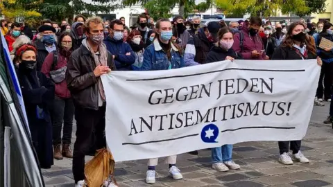 JSUD Jewish students in Germany gathered in Halle this week to give the two brothers a donation