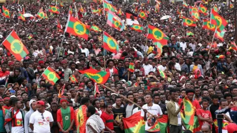 Getty Images Thousands gather for welcoming ceremony for Dawud Ibsa, leader of the once-banned Oromo Liberation Front (OLF) at Meskel Square in Addis Ababa, Ethiopia on September 15, 2018