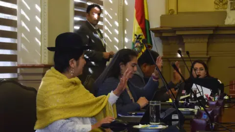 Sara Aliaga Women raising hands