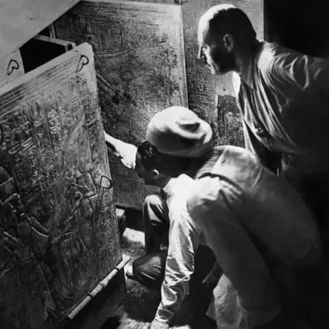 Hulton-Deutsch Collection/CORBIS via Getty Images Howard Carter, his assistant Arthur Callender and an unidentified Egyptian, open the doors to a gilded shrine