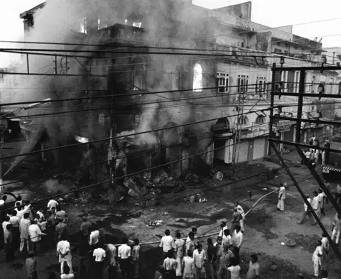 Getty Images A building belonging to Sikhs burns 02 November 1984 in Daryaganj, the old part of New Delhi.