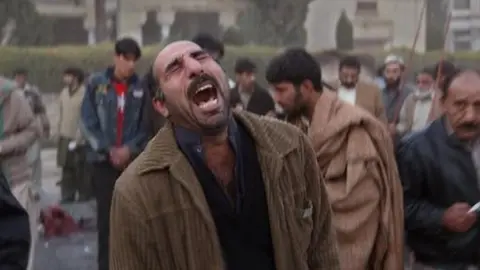 Getty Images A survivor is overcome with emotion at the site of a bomb blast attack on former Prime Minister Benazir Bhutto on December 27, 2007 in Rawalpindi, Pakistan.