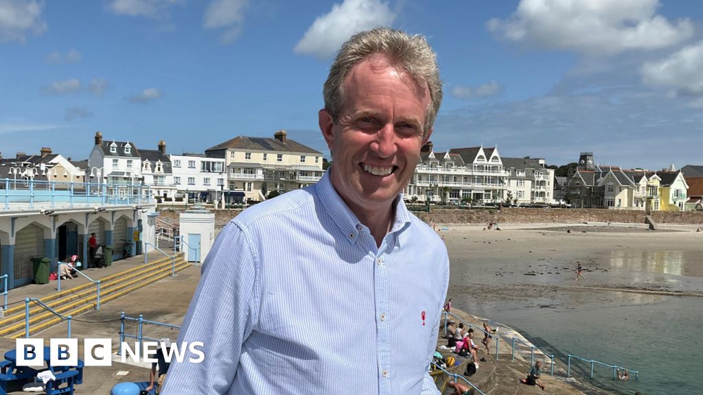 Company hopes to take over running of St Helier bathing pool Company hopes to take over running of St Helier bathing pool