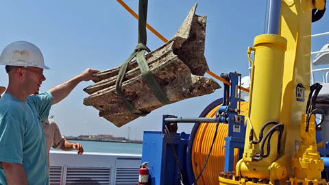 Salvo Emma/Soprintendenza del Mare A rostrum from the Battle of the Aegates is recovered and brought onto the ship Hercules (Credit: Salvo Emma/Soprintendenza del Mare)