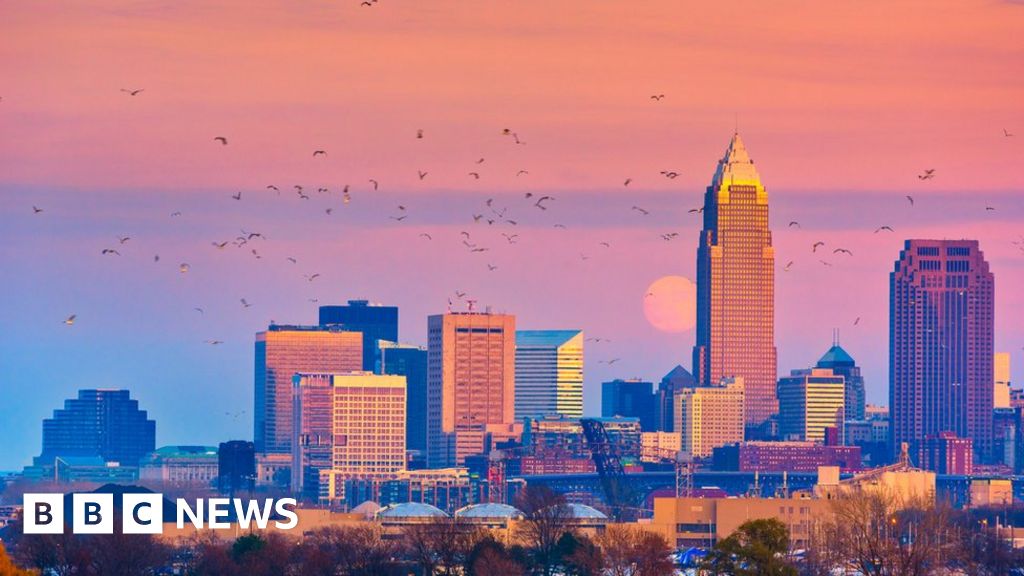 Public bodies in Wales urged to ‘think local’ Public bodies in Wales urged to ‘think local’