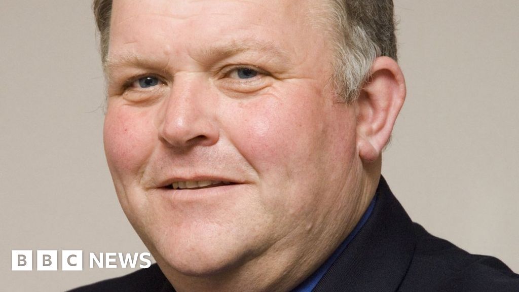 Former Anglesey council leader Phil Fowlie dies aged 58 Former Anglesey council leader Phil Fowlie dies aged 58