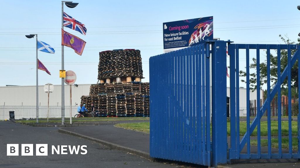 Avoniel Leisure Centre closes after staff ‘threatened’ Avoniel Leisure Centre closes after staff ‘threatened’