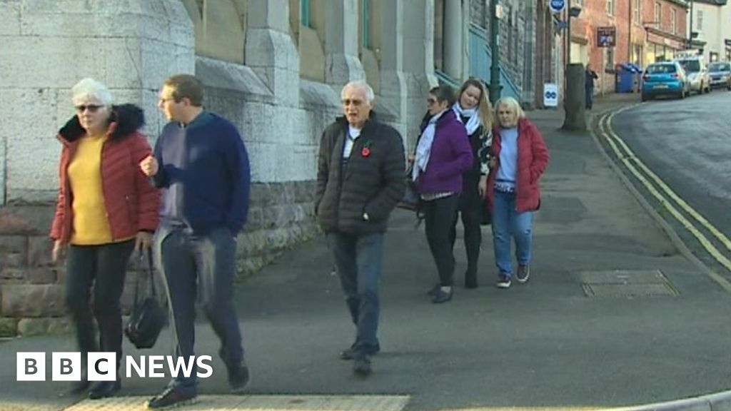Man ‘begged for help’ waiting outside Wrexham Maelor Hospital Man ‘begged for help’ waiting outside Wrexham Maelor Hospital