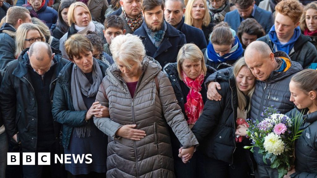 Families mourn victims at vigil Families mourn victims at vigil