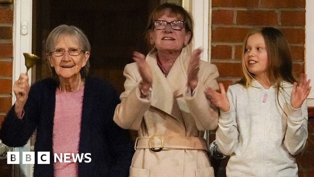 UK in ’emotional’ tribute to NHS and care workers