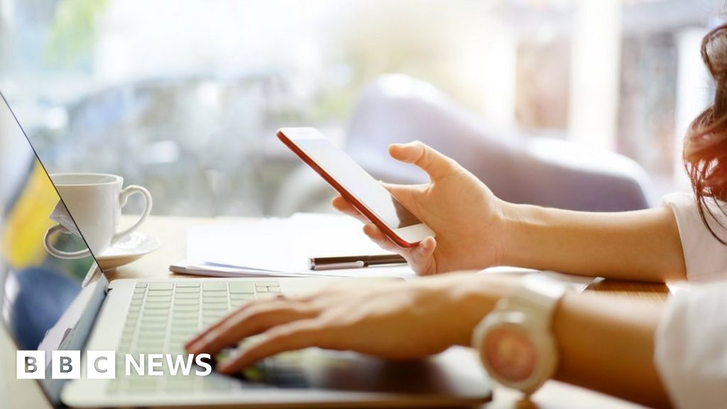 Switch road cash to broadband, adviser says