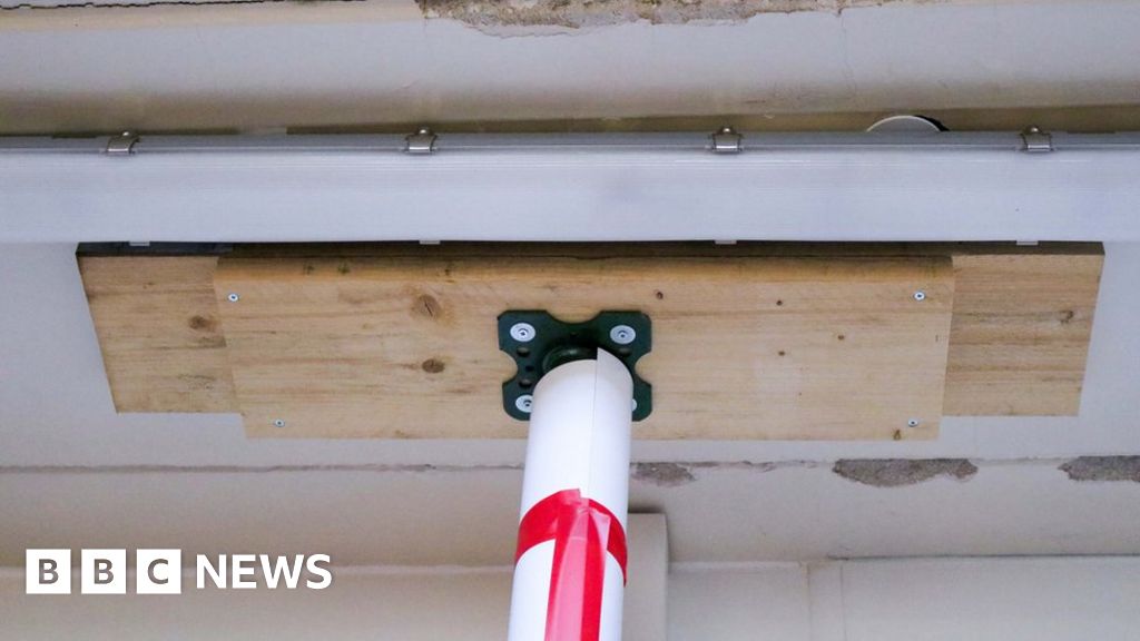 Props holding up King’s Lynn hospital roof rises to 2,400 Props holding up King’s Lynn hospital roof rises to 2,400