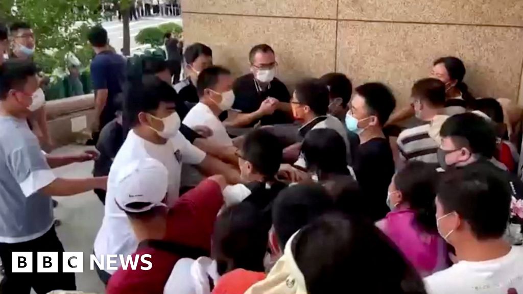 Violent clashes after hundreds show up for China bank protest
