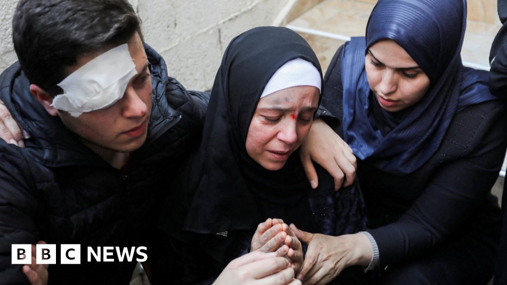 Israeli strikes on Gaza kill top militants and 10 civilians