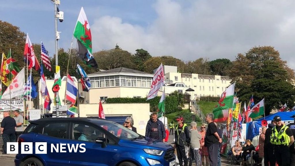 Llanelli asylum seeker hotel plan scrapped