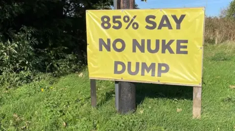 BBC A sign placed on a grass verge that reads '85% say no nuke dump'.