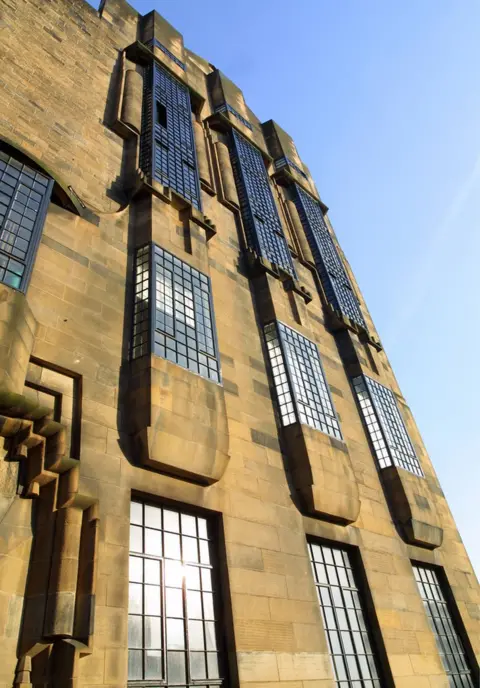 Glasgow School of Art The west facade looks like a Japanese Shogun's palace with slim oriel windows