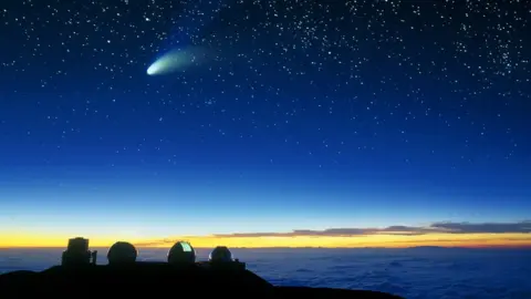 Science Photo Library Comet Halle-Bop seen from Mauna Kea