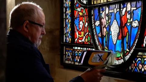 The Chapter, Canterbury Cathedral/BBC  Windolyser in use