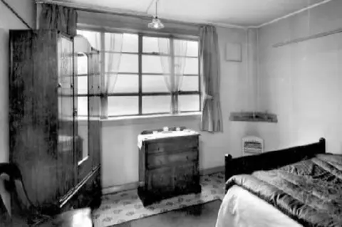 Leeds Libraries, Leodis.net Inside a flat c1939