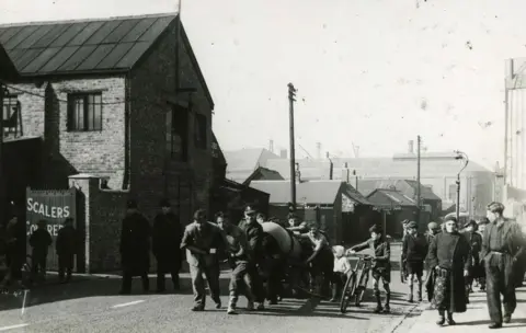 South Tyneside Libraries A group dragging an unexploded bomb in Templetown, South Shields