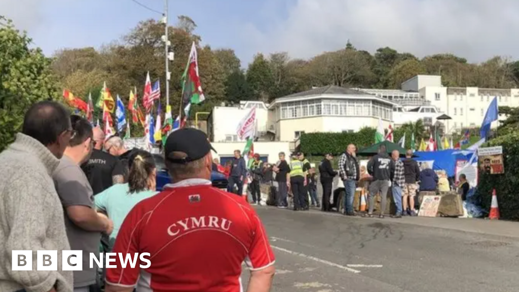 Far right ‘groomed’ people during asylum protests, says ex-minister Far right ‘groomed’ people during asylum protests, says ex-minister