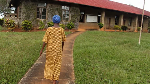 Rachel Nuwer Former technician Esther Kika approaches the research station (Credit: Rachel Nuwer)